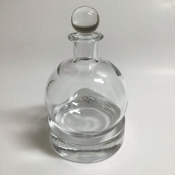 Round Whiskey Decanter Clear Glass Tilted Saucer Base Stopper Modern Barware 3PC - Picture 8 of 8